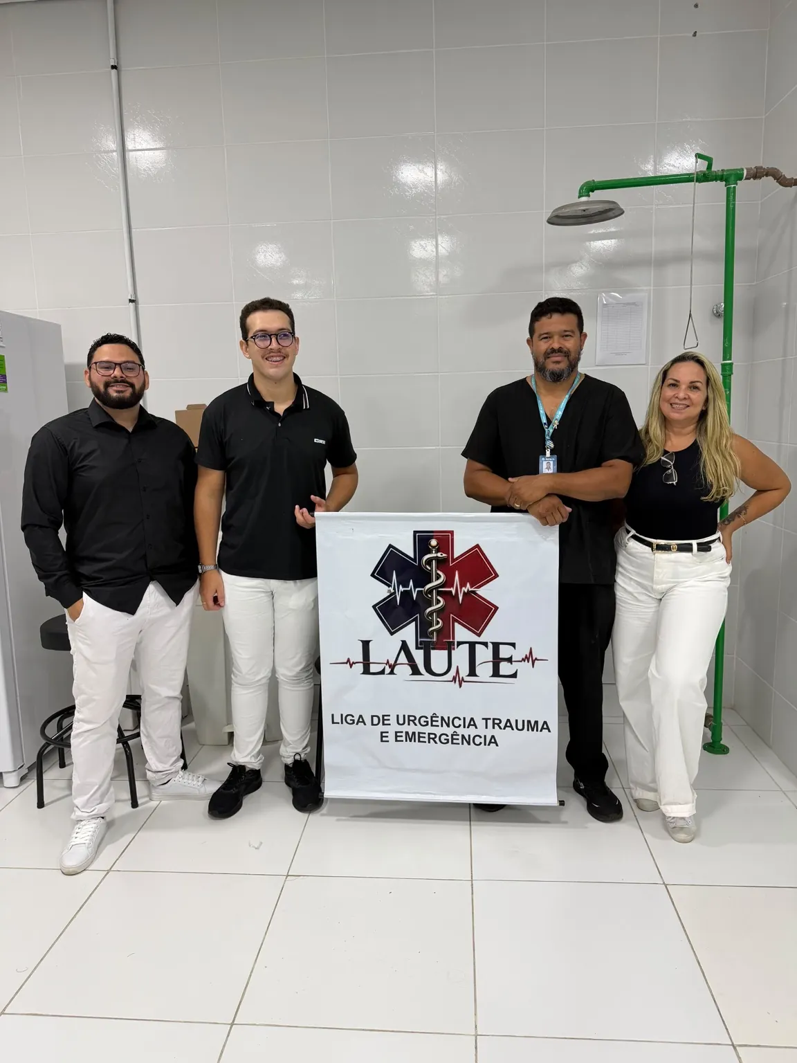 Equipe de organização do curso com o símbolo da liga.