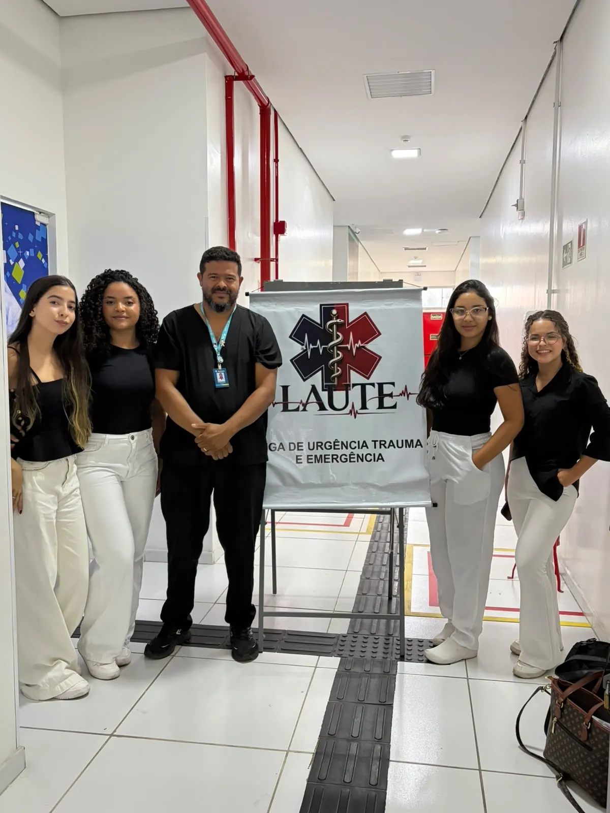 Organização da LAUTE junto ao estandarte da liga.