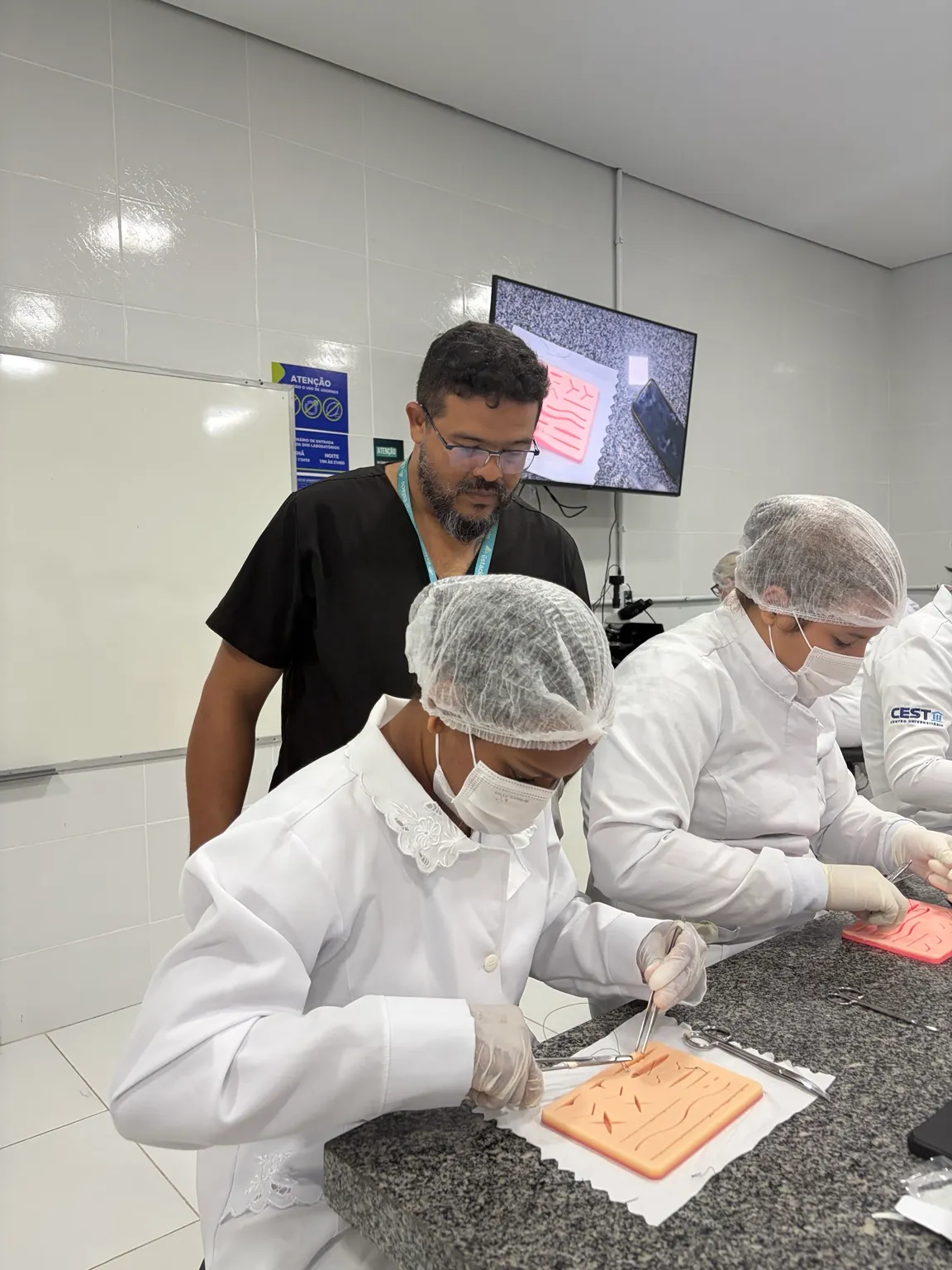 Prática de sutura em simuladores durante o curso da LAUTE.