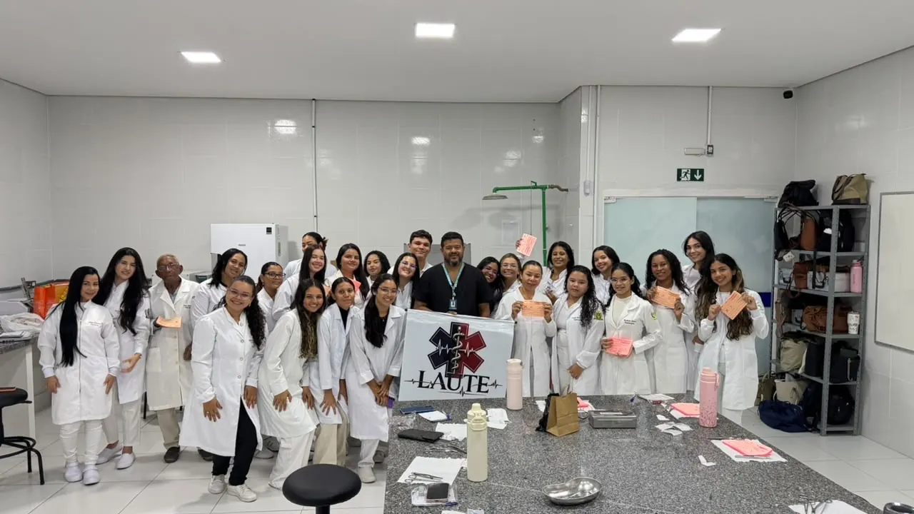 Turma do Curso de Sutura reunida no laboratório.